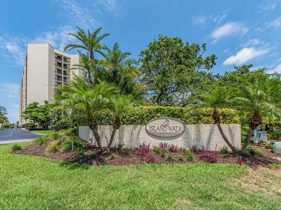 690 Island Way #512
