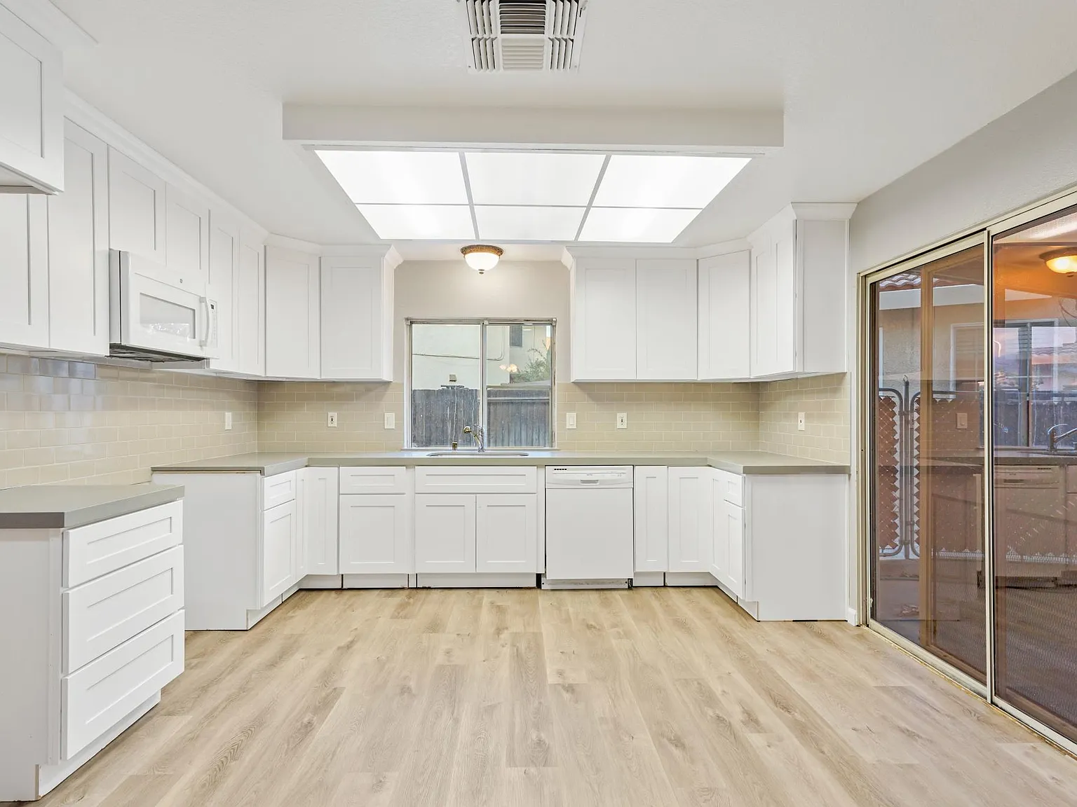 4 bed, 2.5 bath, 1454 sqft, $2,700 — Photo 2