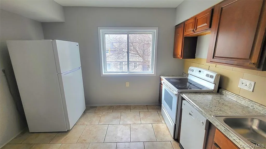3 bed, 864 sqft, $2,100 — Photo 3