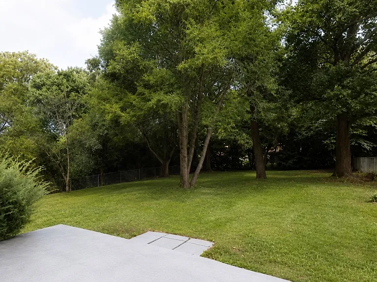 2704 Redbud St — Photo 10