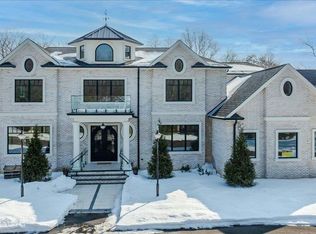 26 Saint Andrews Court, Old Westbury, NY