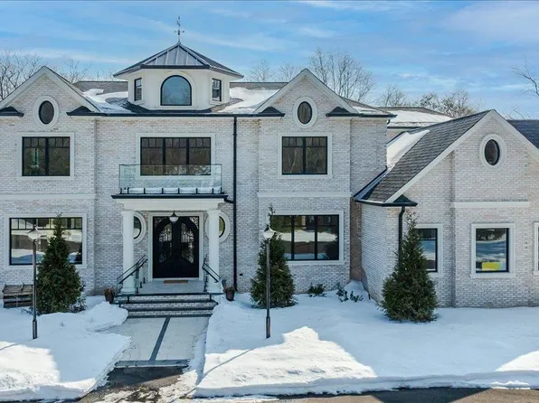 26 Saint Andrews Court, Old Westbury, NY 11568