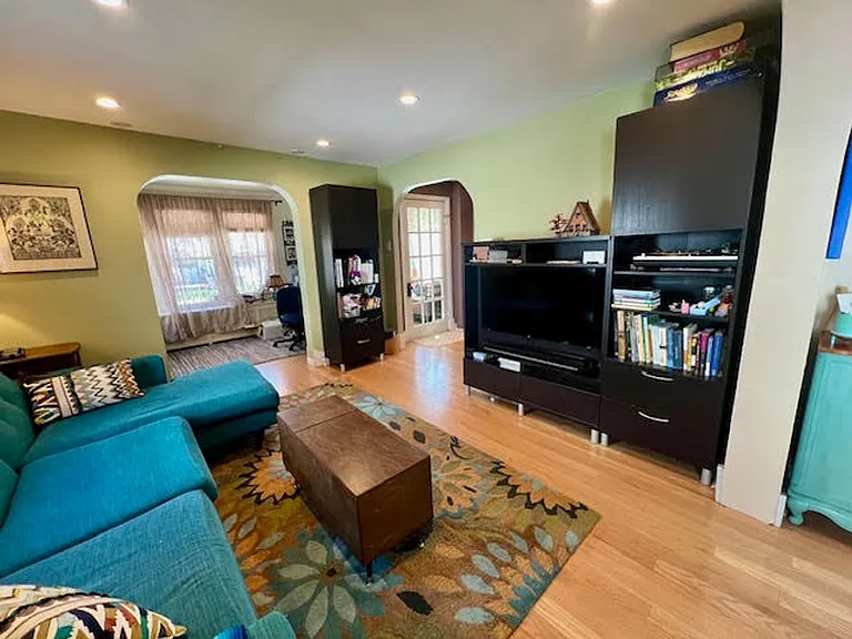 1533 Dempster St — Photo 2