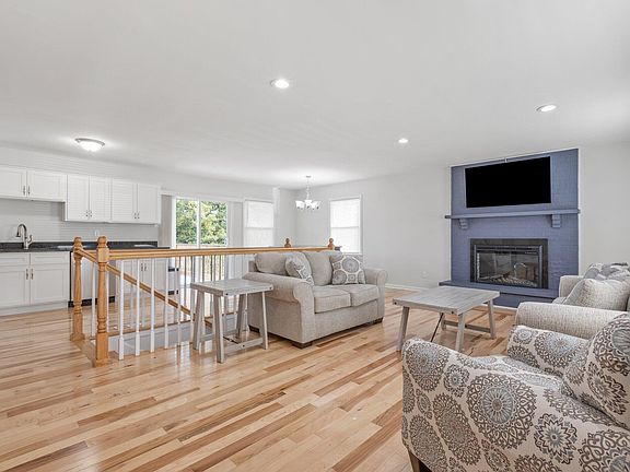 3rd image of 163 Tartan Dr