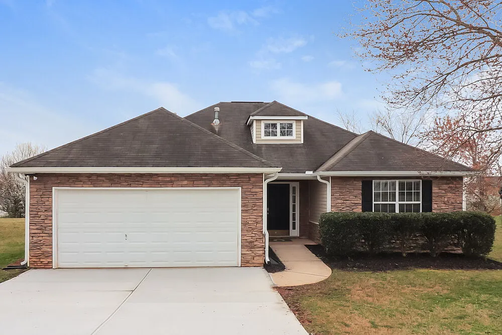 3 bed, 2.0 bath, 1605 sqft, $1,920 — Photo 1