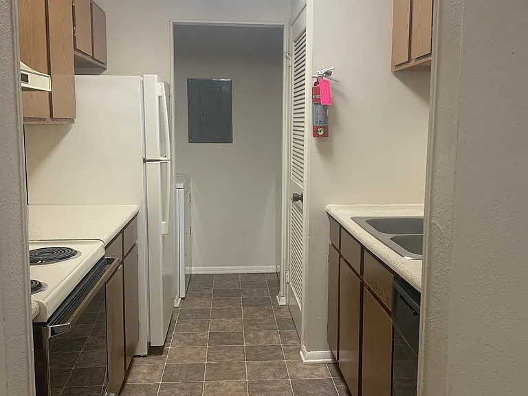 690 Julia St NW — Photo 7