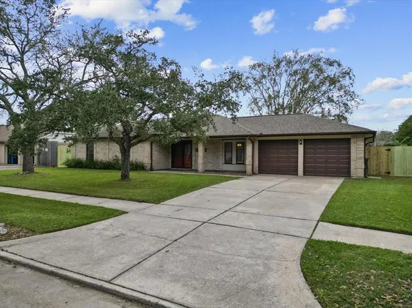 1303 W Castlewood Avenue, Friendswood, TX 77546