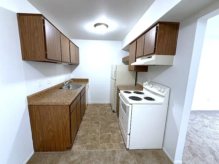 Charter Oaks Apartments — Photo 166