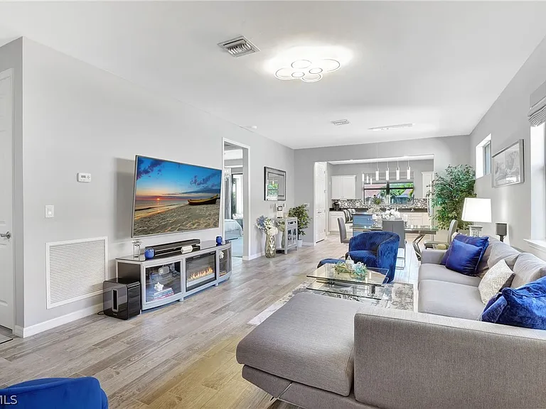 10908 Clarendon St — Photo 4