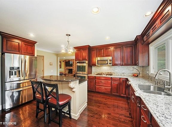 3rd image of 639 Castlewood Ln