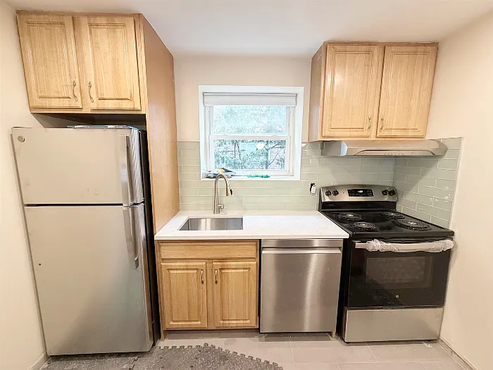 Building Photo - 104 Trowbridge St #4