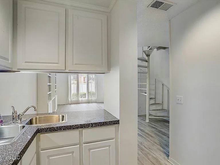 200 Woodgreen Dr — Photo 5