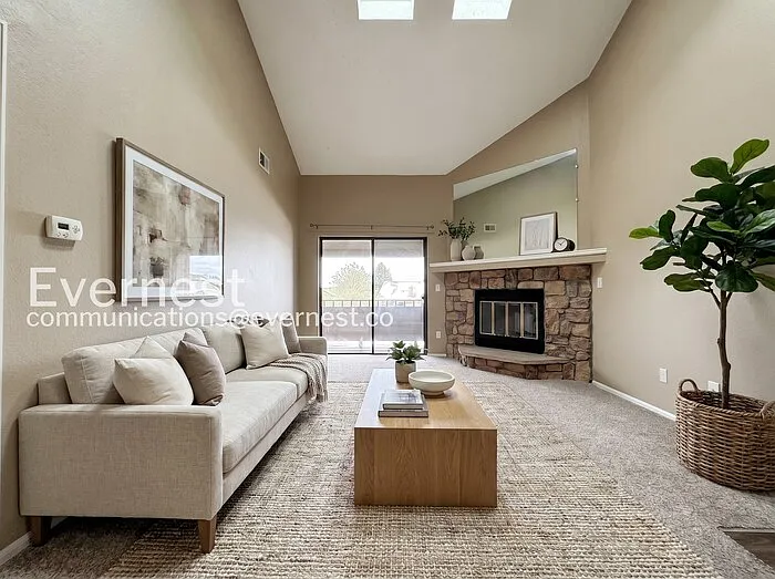 2 bed, 2.0 bath, 975 sqft, $1,897 — Photo 2