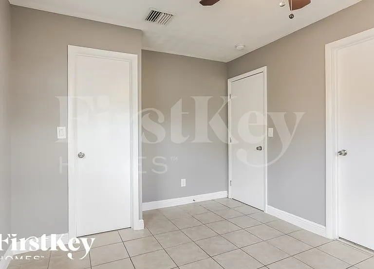 711 NE 30th St — Photo 14