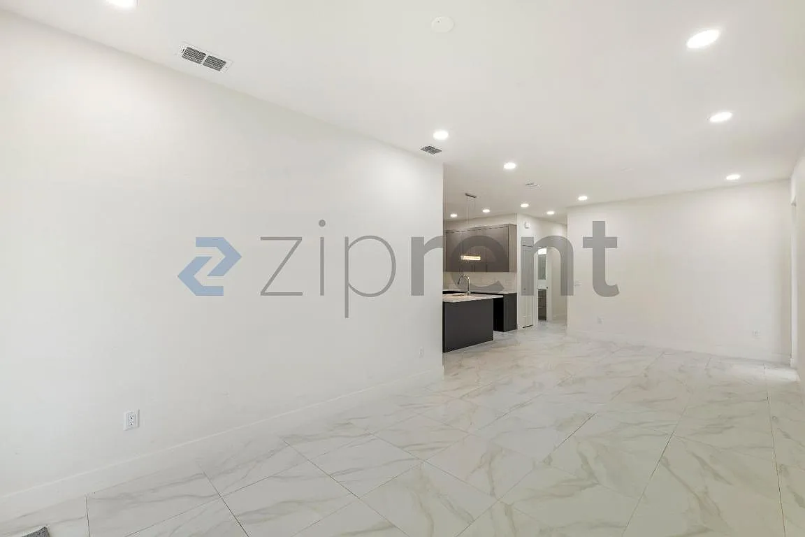 3 bed, 1300 sqft, $3,295 — Photo 2