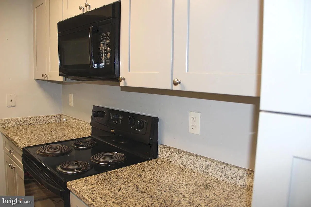3 bed, 1099 sqft, $3,140 — Photo 2