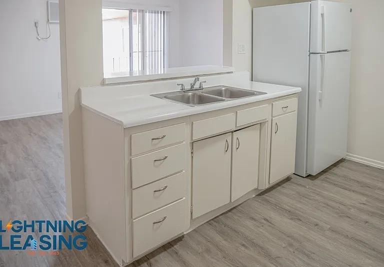 915 N Wilton Pl #304 — Photo 4