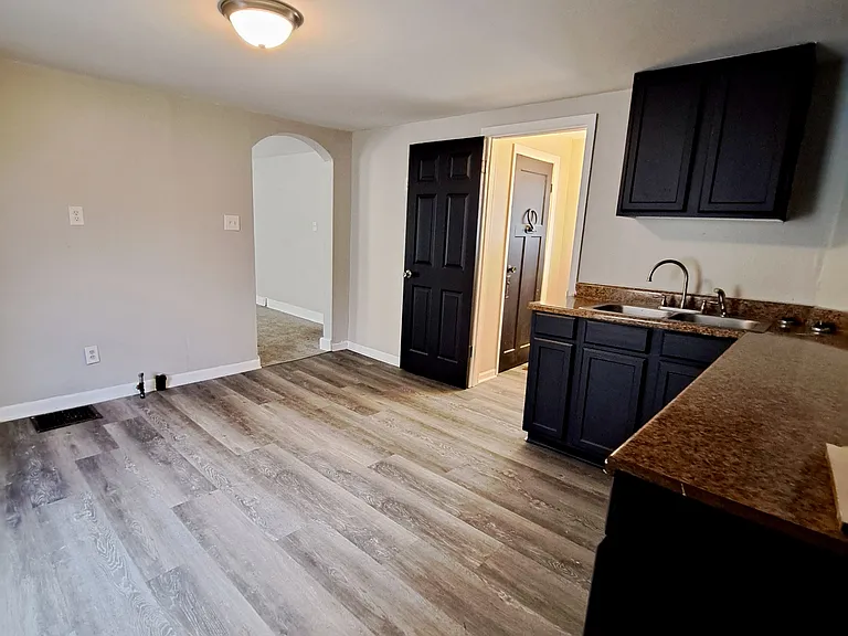 821 Herman Ave — Photo 9