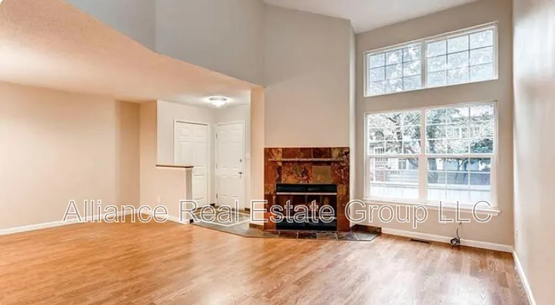3 bed, 3.5 bath, 1889 sqft, $2,600 — Photo 2