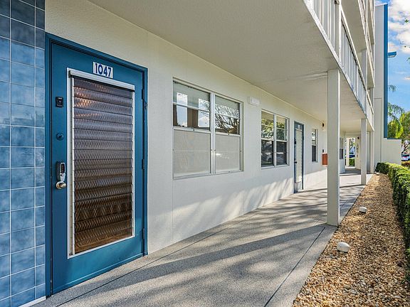 3rd image of 1047 Lincoln C