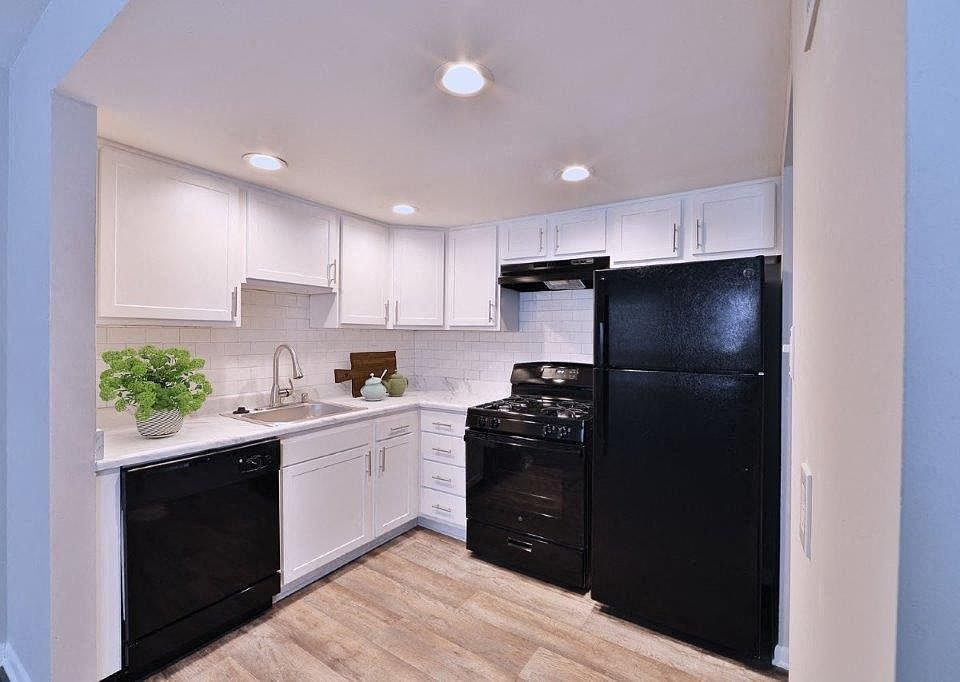 Village Square Apartments and Townhomes Apartment Rentals Glen Burnie