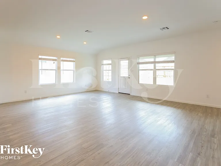 6728 Beehive Dr — Photo 4