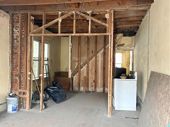 4th image of 215 E Ridge St