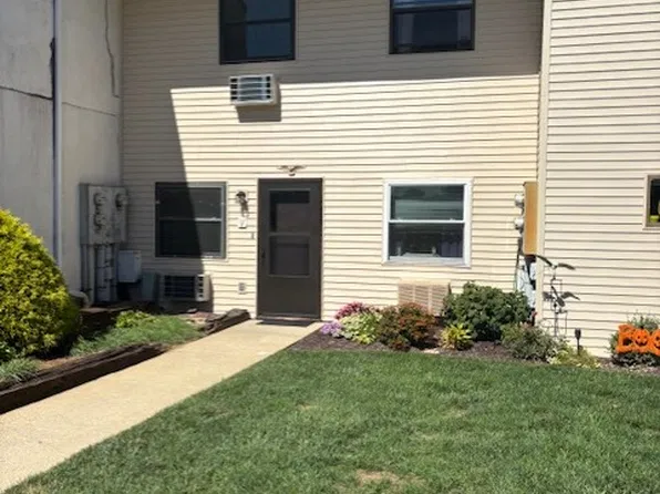 1334 W Wyomissing Blvd APT V, West Lawn, PA 19609