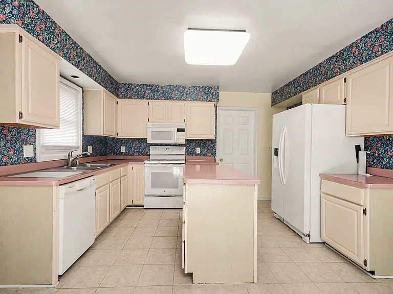 456 Essex Dr — Photo 9