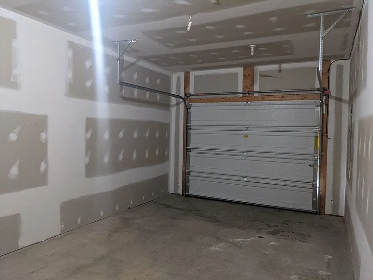 225 Crown Ct — Photo 50