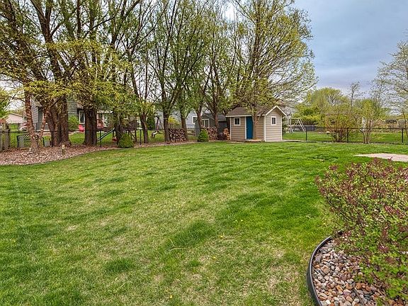 4th image of 1601 NW Cedarwood Dr