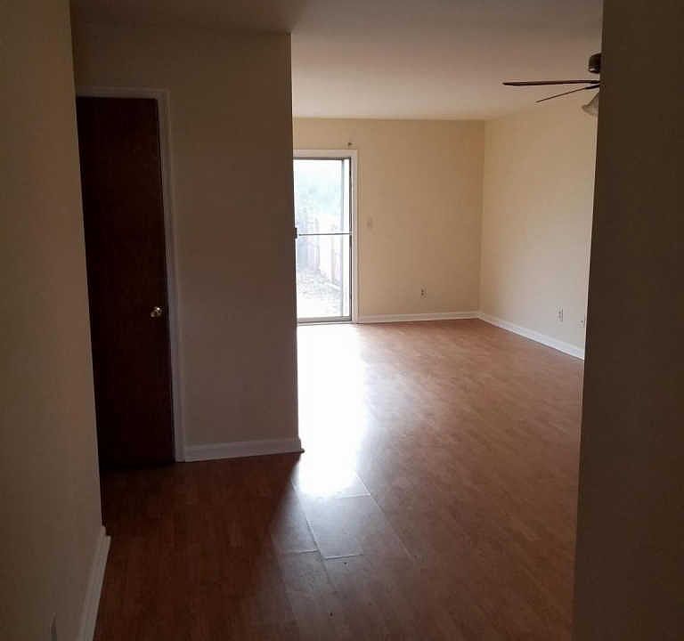2nd image of 211 Douglas St