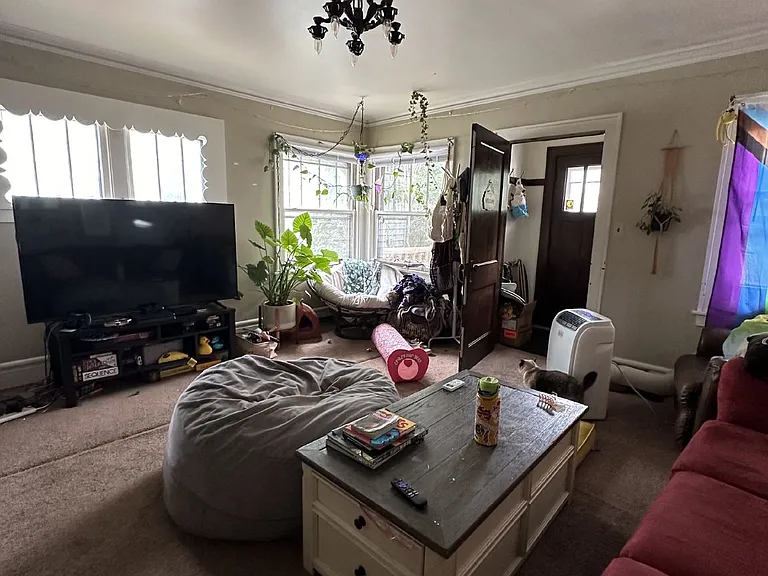 526 W Grand Ave — Photo 4