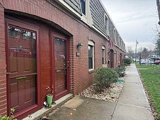 3rd image of 784 Carriage Cir