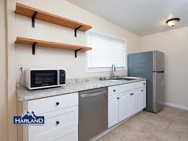 3240 Franklin Ave — Photo 2