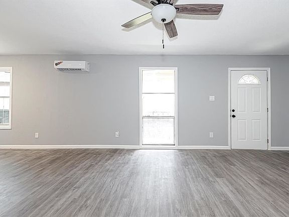 2nd image of 154 Pine Hollow Ln