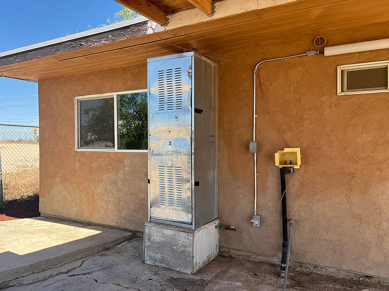 Main Home Washer & Dryer Hookups
