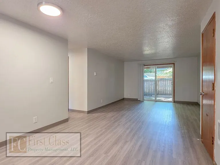 9555 SW Hall Blvd #7 — Photo 3