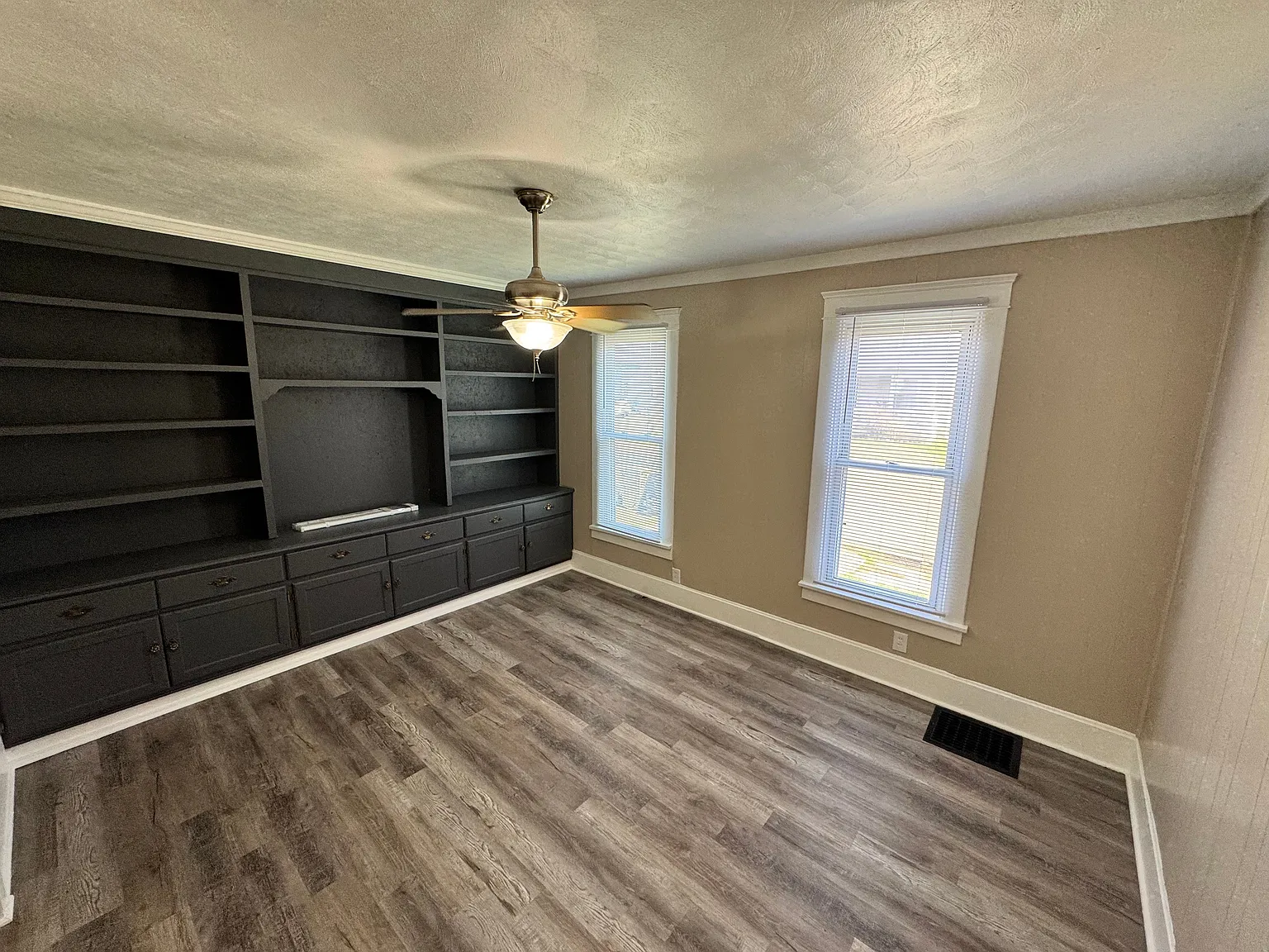 2 bed, 1.0 bath, 1170 sqft, $1,400 — Photo 2