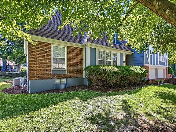 3rd image of 1109 Queens Pl