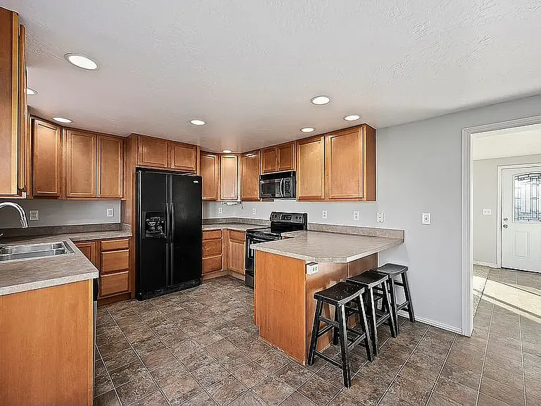 710 Taylor St W — Photo 9