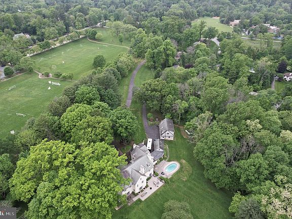 3rd image of 846 Maplewood Rd