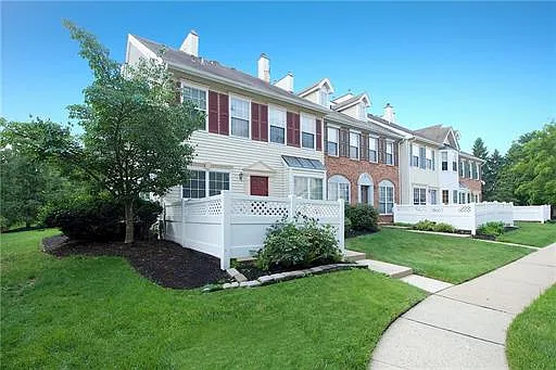 119 Albury Way photo 1