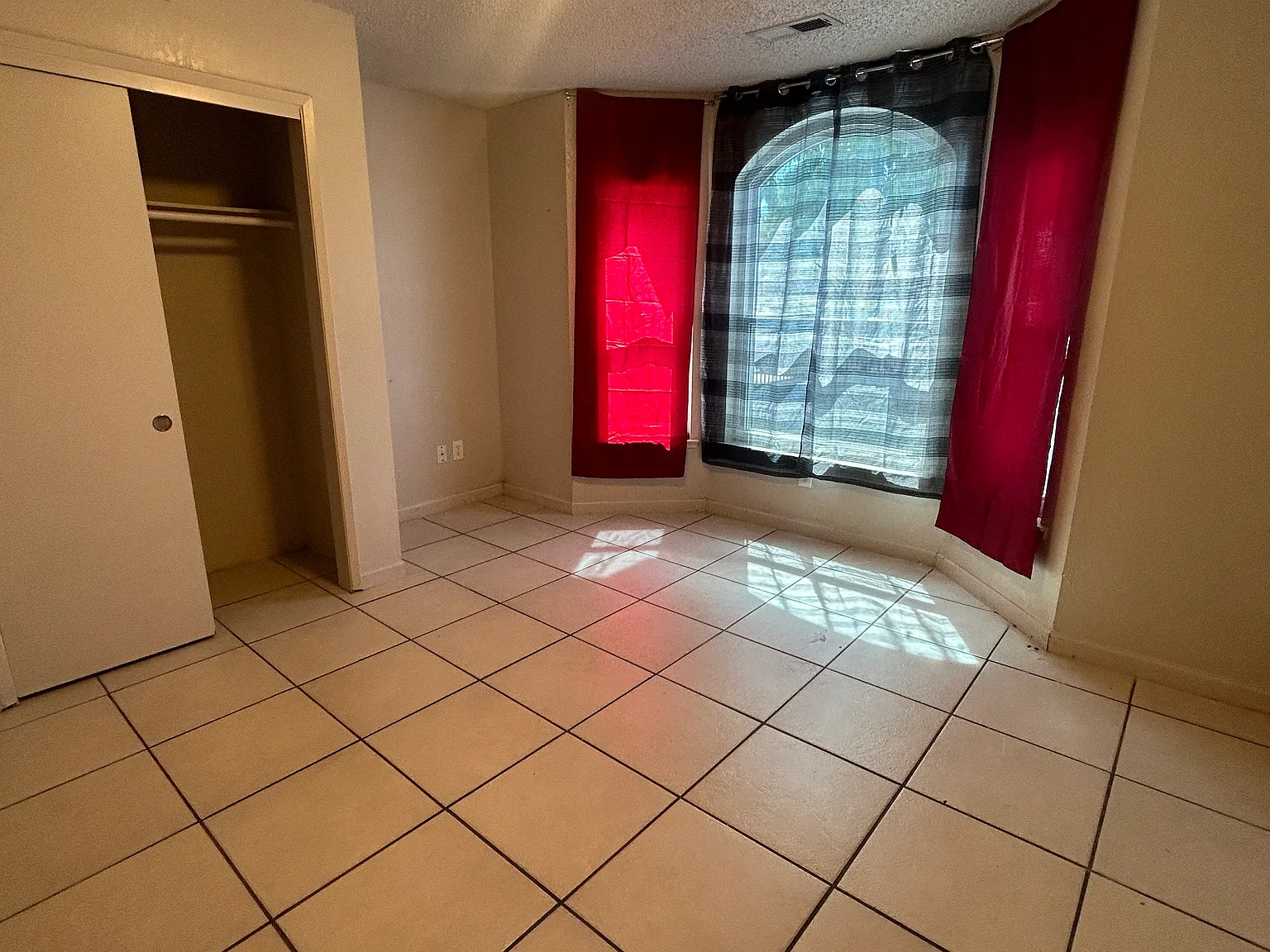 4 bed, 1345 sqft, $2,200 — Photo 4