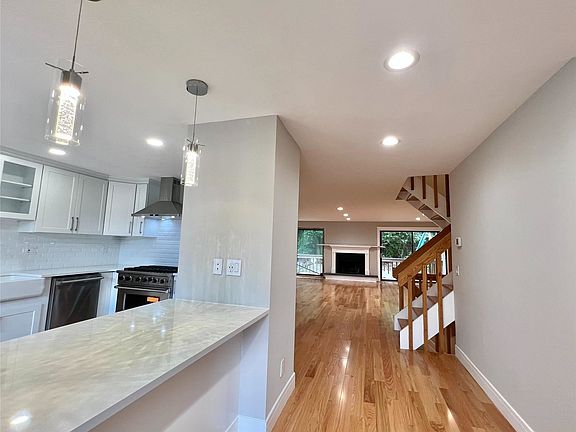 5th image of 8 John Bean Ct