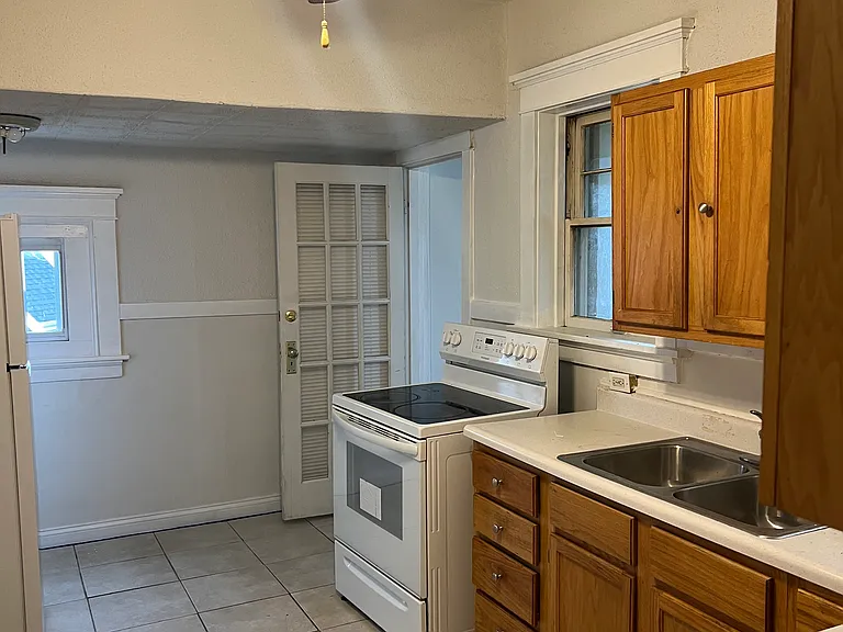 2823 Hampton Ave — Photo 2