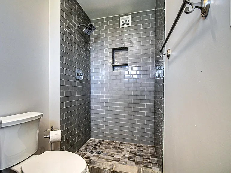 1039 E Geneva Dr — Photo 22