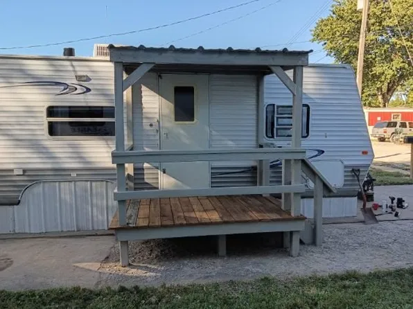 17 Fairview Trailer Ct, Taylorville, IL 62568
