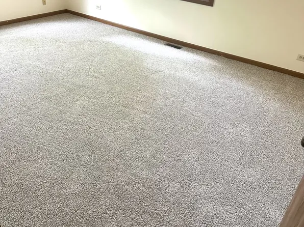 515 Autumn Ct APT 102, Elgin, IL 60123