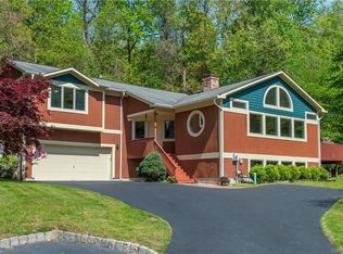 5 Hillary Ct, Chestnut Ridge, NY 10977